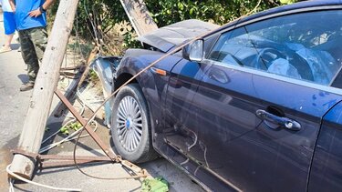 Αυτοκίνητο καρφώθηκε σε στύλο