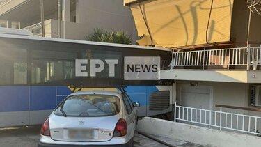 Λεωφορείο έπεσε πάνω σε μπαλκόνι!
