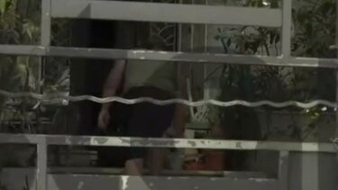 Απίστευτο: Διαρρήκτης «μπούκαρε» σε σπίτι μπροστά σε τηλεοπτικό συνεργείο!