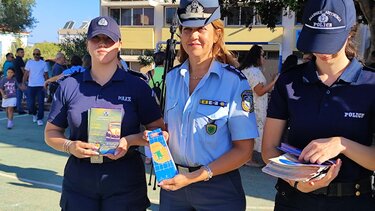 Αστυνομικοί διένειμαν ενημερωτικό υλικό στους μαθητές με θέματα κυκλοφοριακής αγωγής και οδικής ασφάλειας