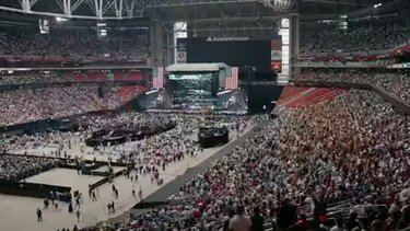 Τσάρλι Κερκ: Κοσμοσυρροή στο State Farm Stadium για την κηδεία του