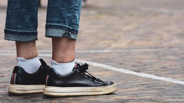 Νεαρός άνδρας, Πεζοδρόμιο