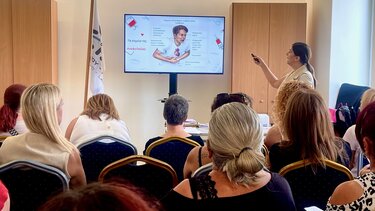 Η ΚΤΕΛ Ηρακλείου Λασιθίου, με αίσθημα ευθύνης απέναντι στους μαθητές και τις οικογένειές τους, πραγματοποίησε σε συνεργασία με την 7η Υγειονομική Περιφέρεια Κρήτης σεμινάρια Πρώτων Βοηθειών για τους συνοδούς των σχολικών λεωφορείων.