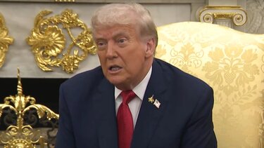 Τραμπ, Καρφίτσα