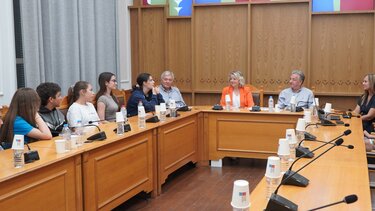 Επίσκεψη της Κινηματογραφικής Ομάδας του 8ου Γυμνασίου Ηρακλείου στον Περιφερειάρχη Κρήτης για τη διάκρισή τους στο 13ο Φεστιβάλ Κινηματογράφου Χανίων