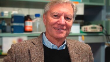 Αναγόρευση του Michael P. Czech σε Επίτιμο Διδάκτορα της Ιατρικής Σχολής