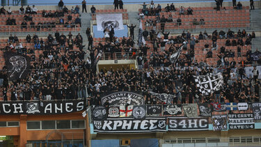 Τέμπη: Το κοινό σύνθημα των οπαδών τoυ ΟΦΗ και της ΑΕΚ για τα 57 θύματα της τραγωδίας