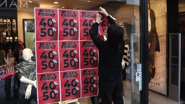 Η Ιστορία της Κυριακής: Πώς προέκυψε, τελικά, η Black Friday - Αστικοί μύθοι και πραγματικότητα