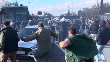 Ένταση και χημικά στα αγροτικά μπλόκα - Σήκωσαν στα χέρια οχήματα της Αστυνομίας