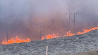 Μια πυρκαγιά και σφοδρές καταιγίδες απειλούν την Καλιφόρνια