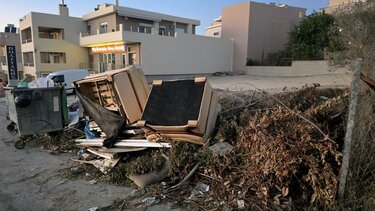 Σκουπίδια, Οδός Παύλου Μελά