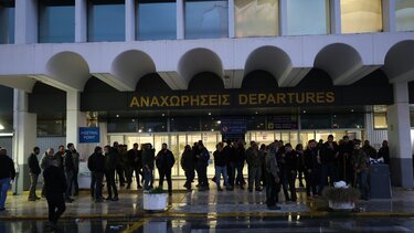 Αεροδρόμιο, Νύχτα, Αγρότες