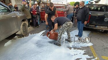 Έχυσαν το γάλα οι αγρότες έξω από τη ΔΟΥ Χανίων
