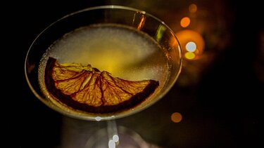 5 γιορτινά cocktails για βραδιές με φίλους στο σπίτι – Οι συνταγές και extra tips