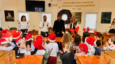 Τα κάλαντα στο Δήμαρχο Μαλεβιζίου είπαν παιδιά του Βρεφονηπιακού Σταθμού «Παραμύθι»