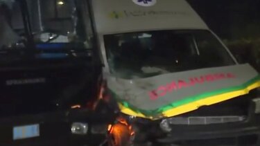 Λάρισα: Ιδιωτικό ασθενοφόρο έπεσε πάνω σε κλούβα της Αστυνομίας