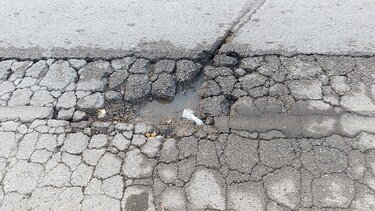 Μεσαμπελιές, Μπαλώματα, Δρόμοι