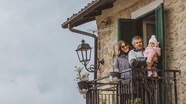 Ιταλία: Αρχαίο χωριό γιόρτασε το πρώτο μωρό που γεννήθηκε εδώ και 30 χρόνια