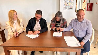 Την ανανέωση των συμβάσεων των εργαζομένων στο Κέντρο Ημερήσιας Φροντίδας Ηλικιωμένων Μαλεβιζίου υπέγραψε ο Μενέλαος Μποκέας