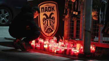 Συγκινητικές στιγμές στην Τούμπα για τους επτά φιλάθλους που σκοτώθηκαν στο τροχαίο