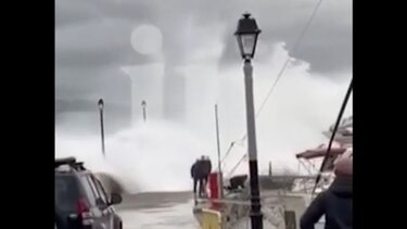 Βίντεο από την τραγωδία στο Άστρος: Η στιγμή που λιμενικός παρασύρεται από τα ορμητικά νερά