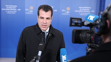 Πλεύρης: Μήνυμα για αυστηρότερη μεταναστευτική πολιτική στην άτυπη Σύνοδο της Λευκωσίας