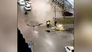 Θεσσαλονίκη: Σοκαριστικό βίντεο από έκρηξη αγωγού ύδρευσης - Τραυματίστηκαν εργάτες