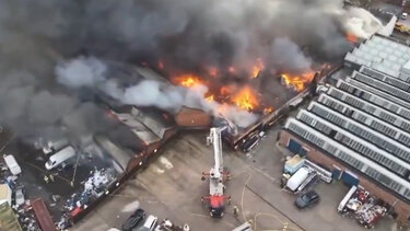 Βρετανία: Μεγάλη φωτιά σε εργοστάσιο στο Γουλβερχάμπτον, επιχειρούν περισσότεροι από 100 πυροσβέστες