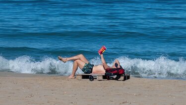 Βουτιές στη θάλασσα και ηλιοθεραπεία… στο αποκριάτικο Ρέθυμνο!