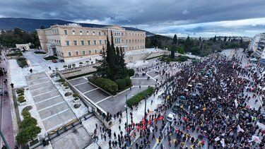  Διανυκτερεύουν στο Σύνταγμα οι αγρότες που έφτασαν έξω από τη Βουλή!