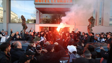 Τρομερές σκηνές έξω από το ξενοδοχείο του ΟΦΗ: Ο κόσμος «έσπρωξε» την ομάδα για τη μεγάλη πρόκριση