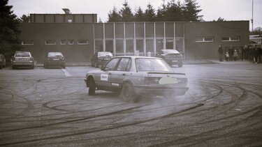 Χανιά: Αποχαιρέτησε τον φίλο του... με επικίνδυνους ελιγμούς στο λιμάνι!