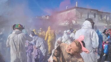 Τα Αλευρομουτζουρώματα γέμισαν το Γαλαξίδι με χρώμα