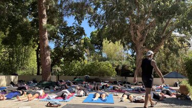 Ρέθυμνο: «Ο Φλεβάρης κι αν φλεβίσει, η… γιόγκα θα ξαναγυρίσει»!