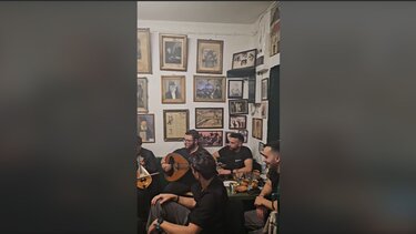 «Η ζωή είναι λίγη και λήγει…Ζήστε την κάθε σας στιγμή» - η όμορφη μουσική παρέα στο Περαχώρι 