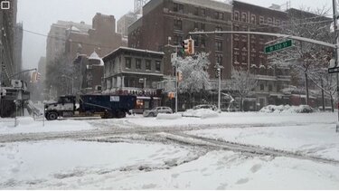 Ισχυρότατη χιονοθύελλα παρέλυσε τη Νέα Υόρκη και τις βορειοανατολικές ΗΠΑ