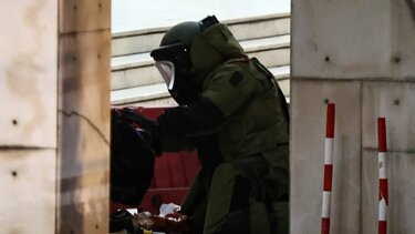 Ποιος είναι ο άνδρας που απειλούσε να ανατιναχθεί έξω από τη ΓΑΔΑ έχοντας στην κατοχή του τρεις χειροβομβίδες
