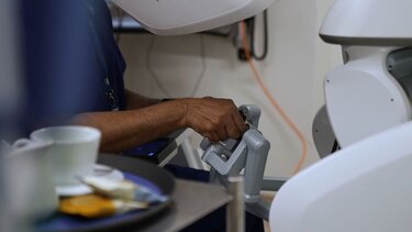 Γιατρός στο Λονδίνο χειρουργεί εξ αποστάσεως ασθενή στο Γιβραλτάρ!