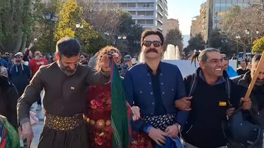 Ιρανοί πανηγυρίζουν και χορεύουν στο Σύνταγμα για τον θάνατο του Χαμενεΐ