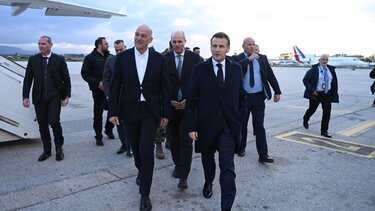 Κρήτη: Στη Σούδα ο Εμανουέλ Μακρόν – Συνάντηση με Νίκο Δένδια και επίσκεψη στο αεροπλανοφόρο «Σαρλ ντε Γκoλ»