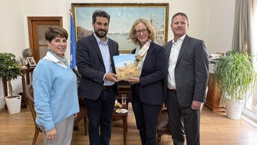 Στον Δήμαρχο Χανίων Παναγιώτη Σημανδηράκη η Πρέσβειρα της Αυστρίας Gerda Vogl