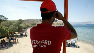 Ναυαγοσώστης έσωσε παιδάκι ενός έτους που έπαθε επιληπτική κρίση και πνίγηκε ενώ έτρωγε!