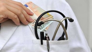 Ιπποκράτειο: Τι λένε θύματα του γιατρού που καταδικάστηκε για «φακελάκι» 