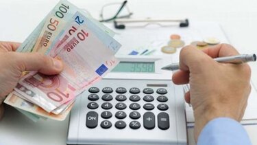 Ασφαλιστικές εισφορές: Πόσο και ποιοι κερδίζουν από τη μείωση το 2025