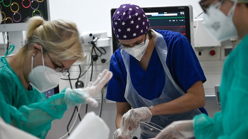 Η αύξηση των κρουσμάτων κορωνοϊού δοκιμάζει το ΕΣΥ για 4η χρονιά