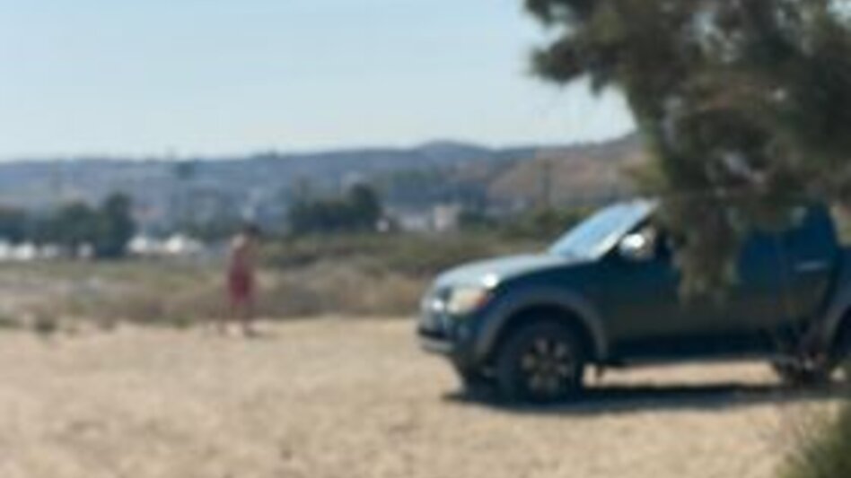 Βουτιά στη θάλασσα, απευθείας από το αυτοκίνητο!