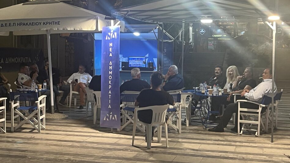 Ανάμεικτα αισθήματα χωρίς πανηγύρια στα εκλογικά κέντρα - Φωτογραφίες