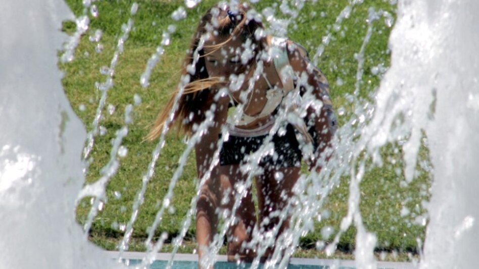Συναγερμός για "Hot-Dry-Windy": Η Ελλάδα στο "μάτι του κυκλώνα" με 40άρια και θυελλώδεις ανέμους