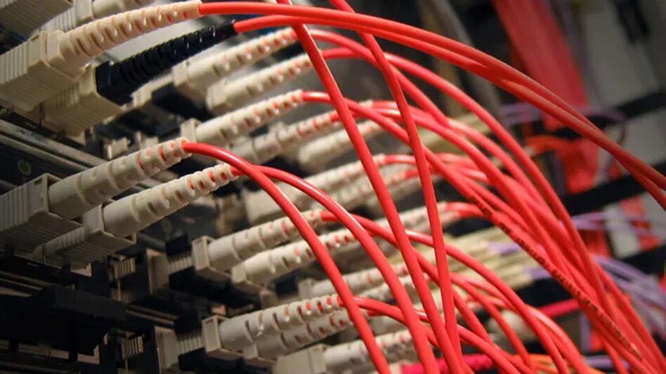 Οι οπτικές ίνες, οι ευθύνες και ο πολύτιμος χρόνος που τρέχει σαν… νερό!