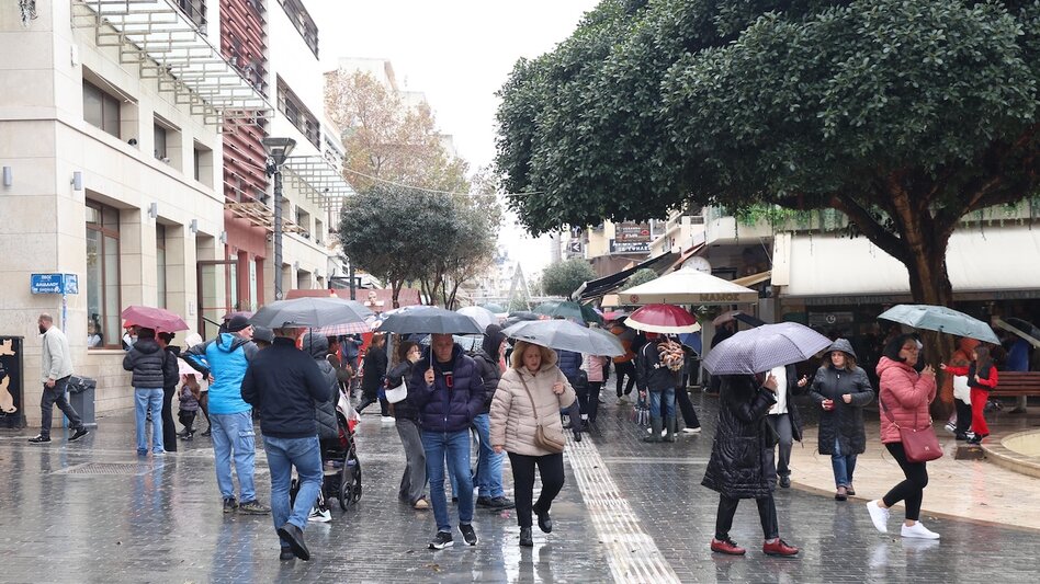 Χριστούγεννα 2025: Από σήμερα σε ισχύ το εορταστικό ωράριο - Πώς θα λειτουργήσουν τα καταστήματα